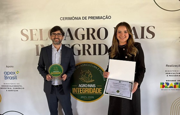 André Tourinho e Juliana Rodrigues dos Santos representaram a Eldorado Brasil na cerimônia de entrega do selo
436cefed093ee84cc1a7ac030085ea79-capitalnews-com-br