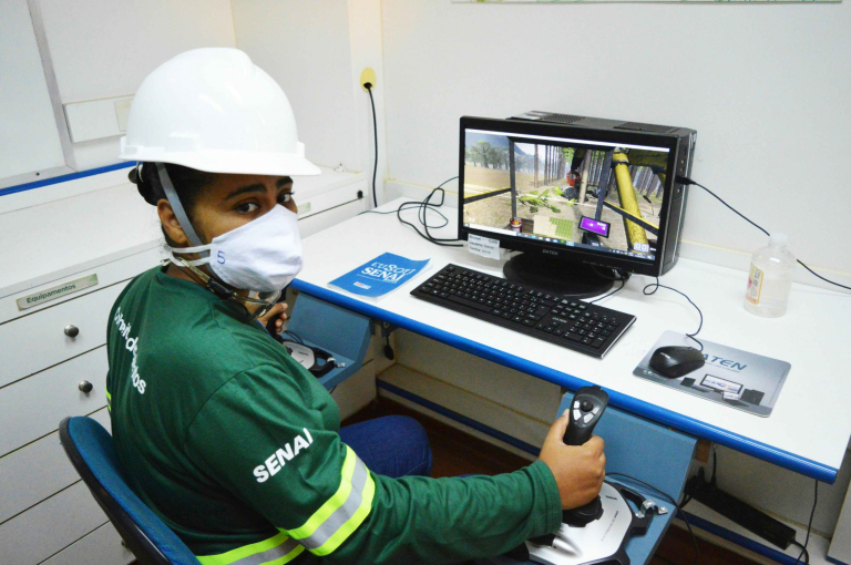 Treinamento em simulador de colheita - Acervo Bracell