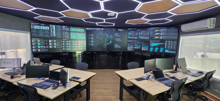 CTO foi criado para padronizar indicadores, antecipar falhas e aprimorar a gestão industrial
Foto: Divulgação 9khia1djPT0RRKVFJKomswsu8yAsYs-metaQ2VudHJvIGRlIFRlY25vbG9naWEgT3BlcmFjaW9uYWwgbmEgVW5pZGFkZSBNb2dpIGRhcyBDcnV6ZXMxLmpwZWc=-