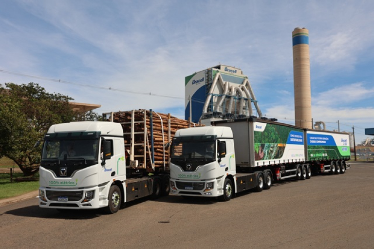 A Bracell dá um passo histórico ao colocar em operação dois caminhões 100% elétricos de 74 toneladas - Foto: Divulgação/Bracell
noticia 3