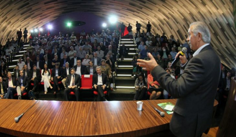 Governador-anuncia-instalação-de-fábrica-de-celulose-da-Arauco-Chico-Ribeiro-2-730x426